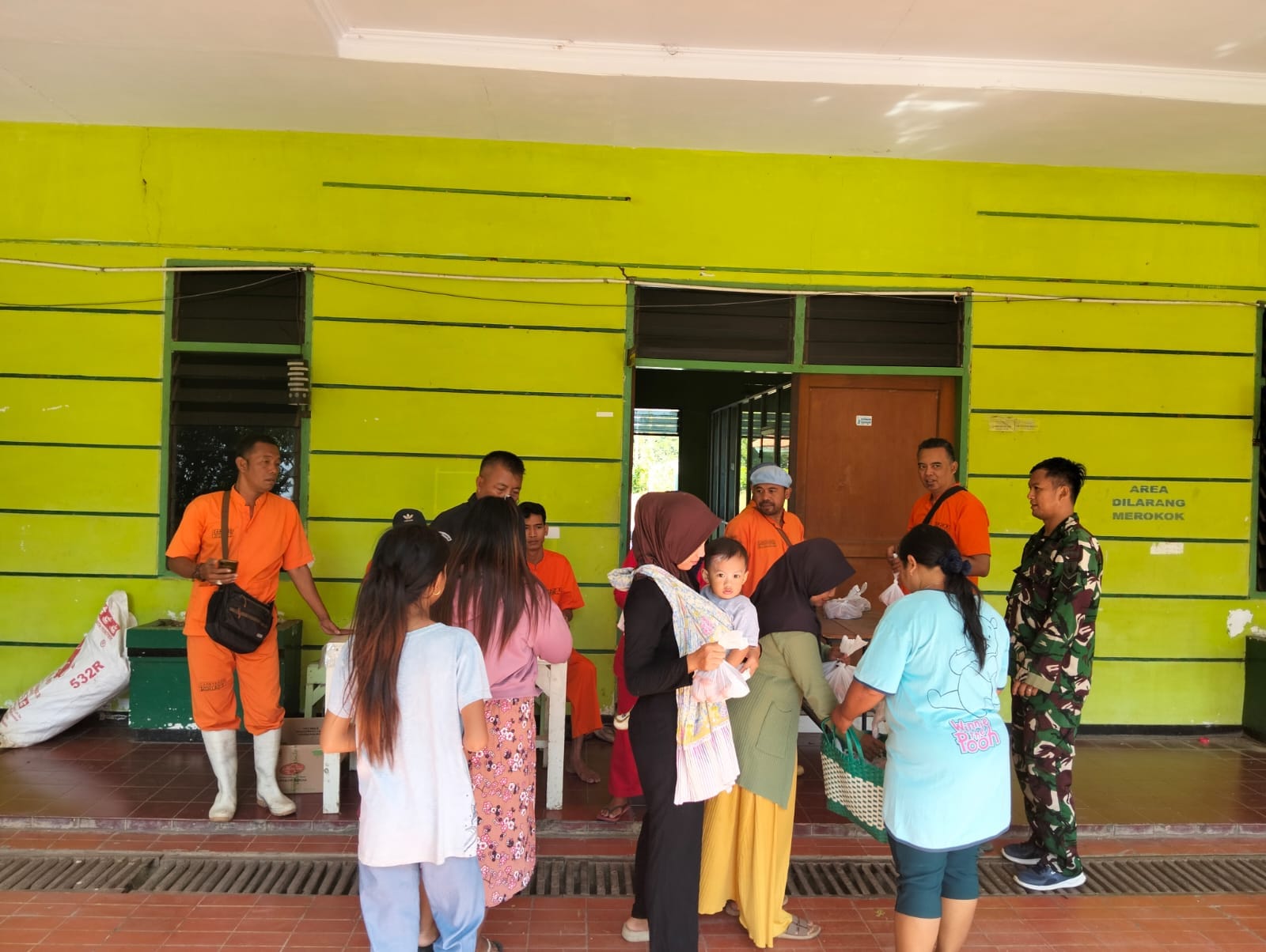 Koramil Wonomerto Melakukan Pendampingan Dalam Pembagian Sembako Kepada Masyarakat Koramil Wonomerto Melakukan Pendampingan Dalam Pembagian Sembako Kepada Masyarakat