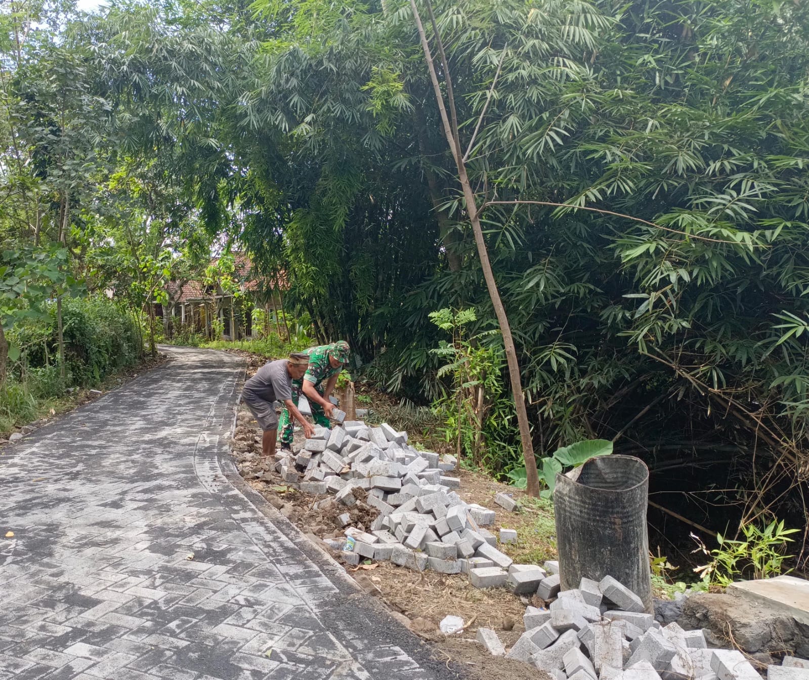 Paving Jalan Dusun Klagin Hampir Rampung, Warga Sampaikan Terima Kasih Kepada Satgas Paving Jalan Dusun Klagin Hampir Rampung, Warga Sampaikan Terima Kasih Kepada Satgas