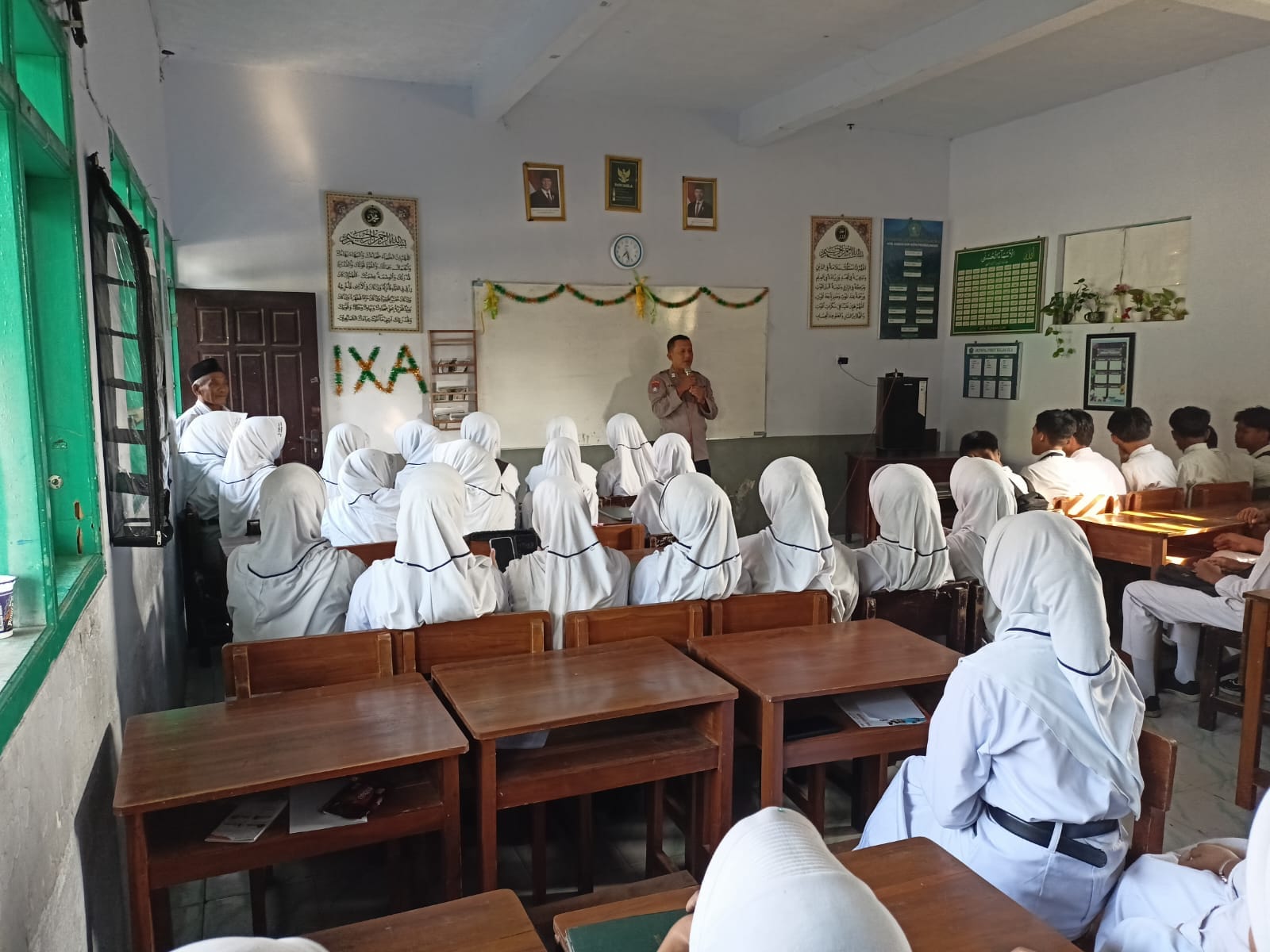 Dari Ruang Kelas ke Jiwa Kepemimpinan, Polisi Ajak Pelajar MTs Sunan Giri Jadi Pelopor Kamtibmas Dari Ruang Kelas ke Jiwa Kepemimpinan, Polisi Ajak Pelajar MTs Sunan Giri Jadi Pelopor Kamtibmas