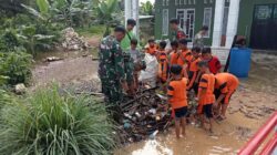 Semangat Gotong Royong, TNI Bersama Warga Bersihkan Sampah di Jembatan Garuda Semangat Gotong Royong, TNI Bersama Warga Bersihkan Sampah di Jembatan Garuda