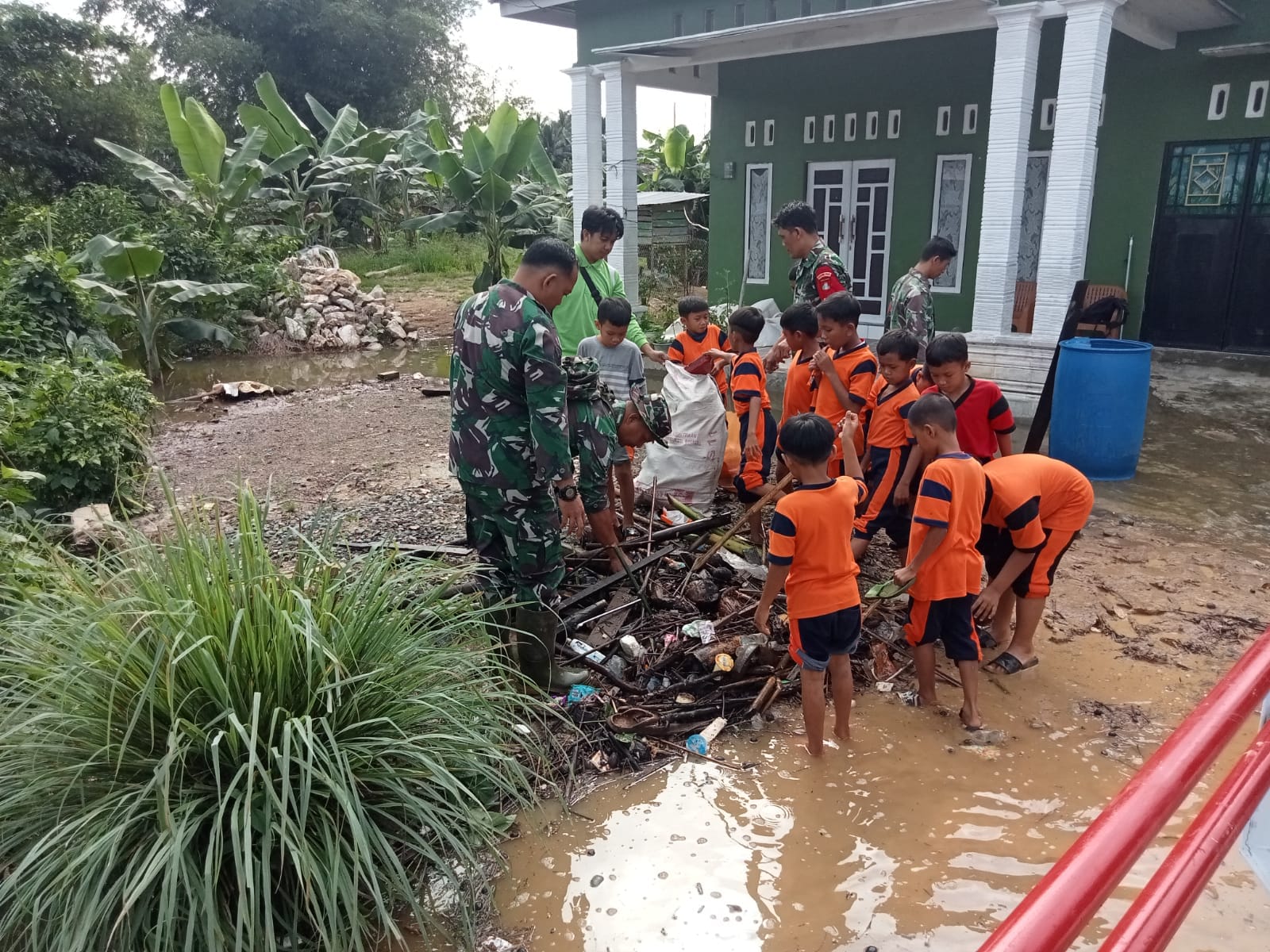 Semangat Gotong Royong, TNI Bersama Warga Bersihkan Sampah di Jembatan Garuda Semangat Gotong Royong, TNI Bersama Warga Bersihkan Sampah di Jembatan Garuda