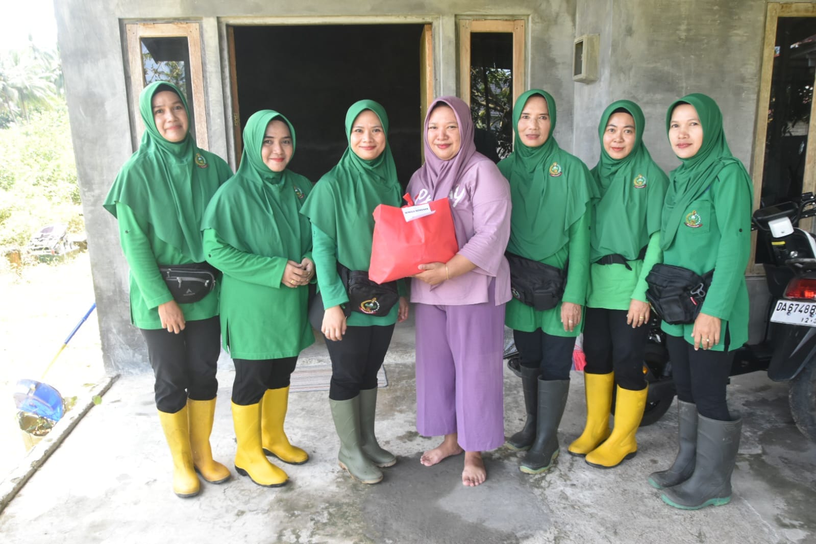 Ny. Hapsari O.P. Siregar Salurkan Bantuan untuk Anggota Kodim 1002/HST