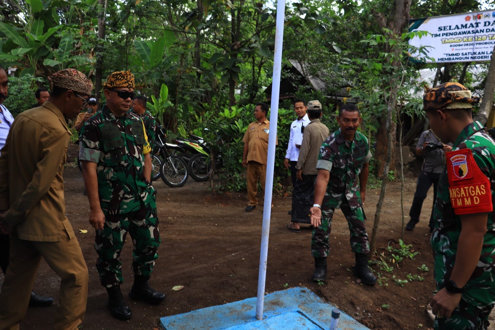 Tim Wasev Sterad Tinjau Pembangunan Tangki Septik Individual TMMD Ke-128 di Desa Brabe Tim Wasev Sterad Tinjau Pembangunan Tangki Septik Individual TMMD Ke-128 di Desa Brabe