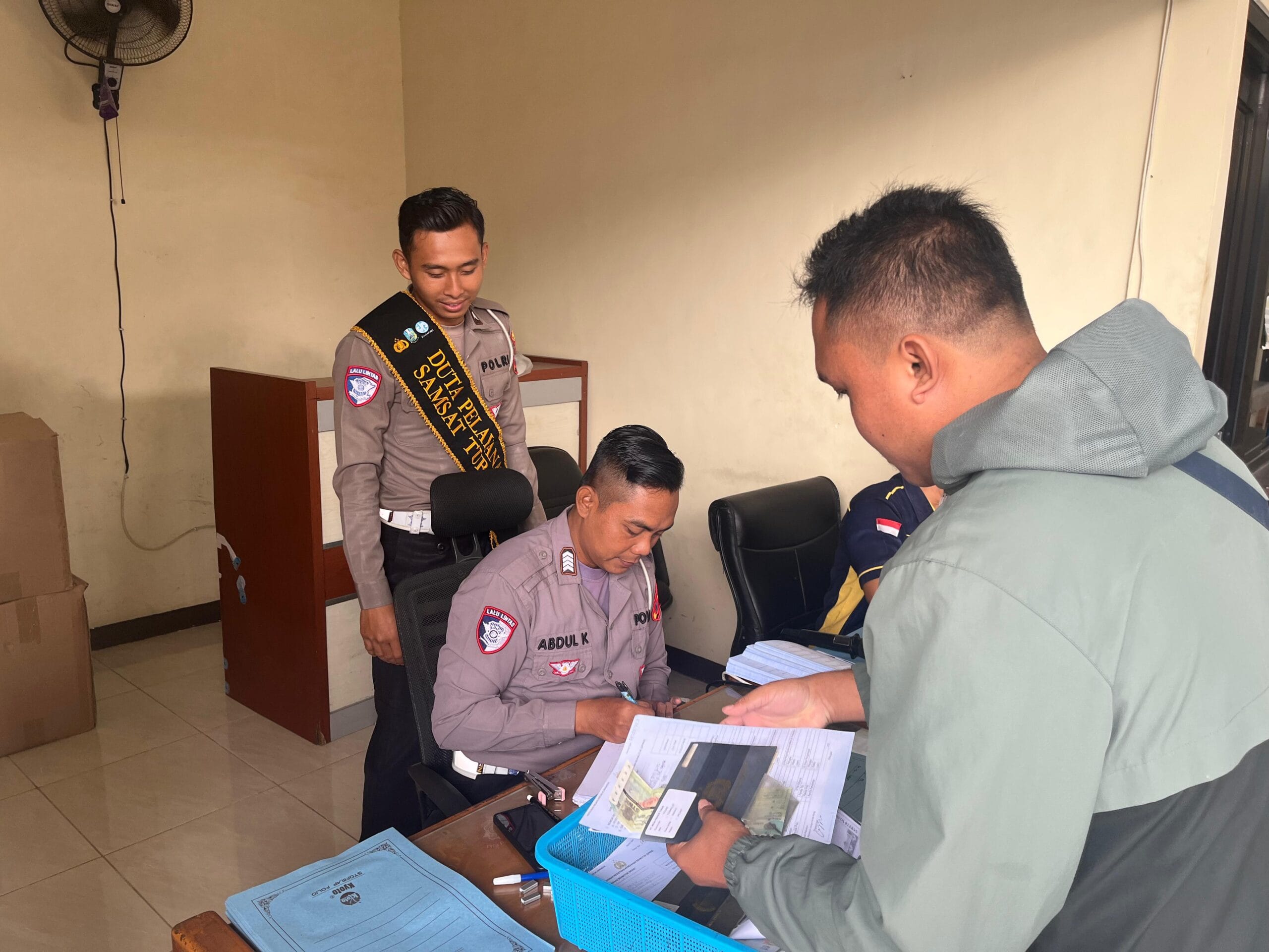 Warga Tuban Mendadak Menepi, Polantas Tuban Buka Layanan SIM di Jalan Warga Tuban Mendadak Menepi, Polantas Tuban Buka Layanan SIM di Jalan