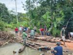 Jembatan Putus Diterjang Banjir, Babinsa dan Instansi Terkait Bergerak Cepat