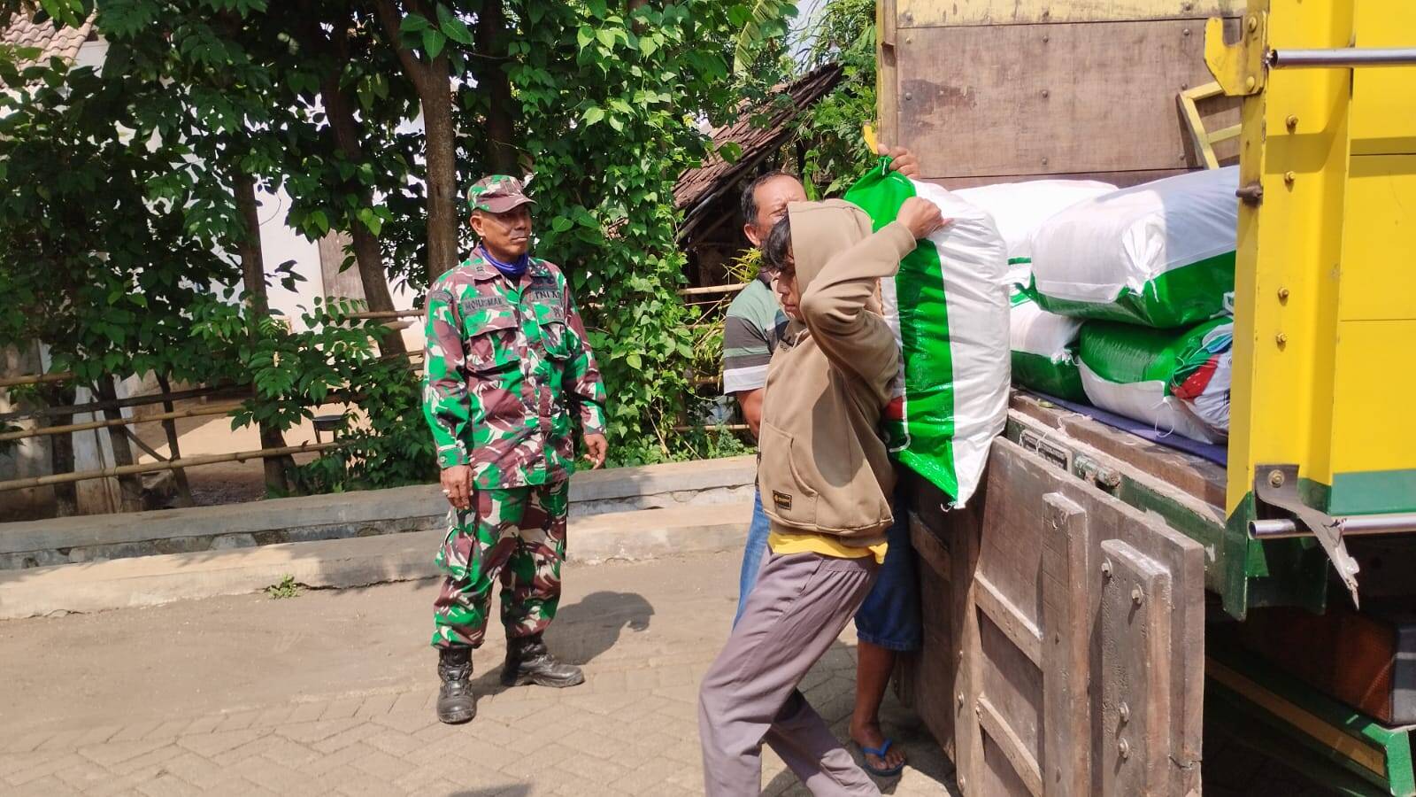 Tingkatkan Ketahanan Pangan Nasional, Koramil Wonomerto Dampingi Penyerahan Bantuan Bibit Jagung Kepada Kelompok Tani Tingkatkan Ketahanan Pangan Nasional, Koramil Wonomerto Dampingi Penyerahan Bantuan Bibit Jagung Kepada Kelompok Tani