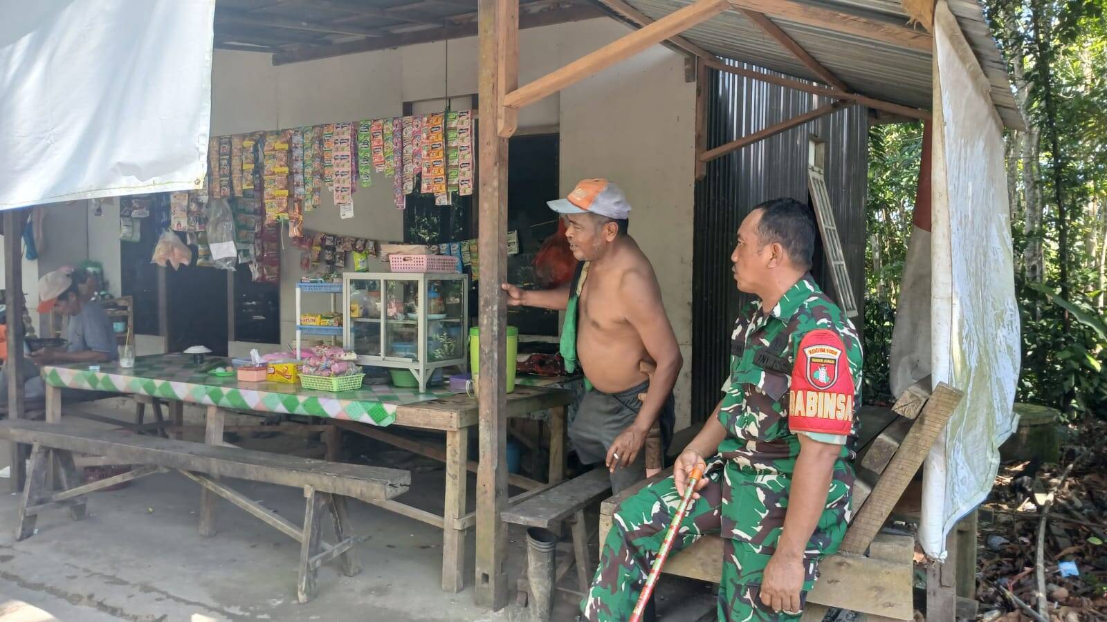 Babinsa Dekat dengan Rakyat, Sertu Solikin Jalin Komsos Bersama Warga Desa Sei Buluh