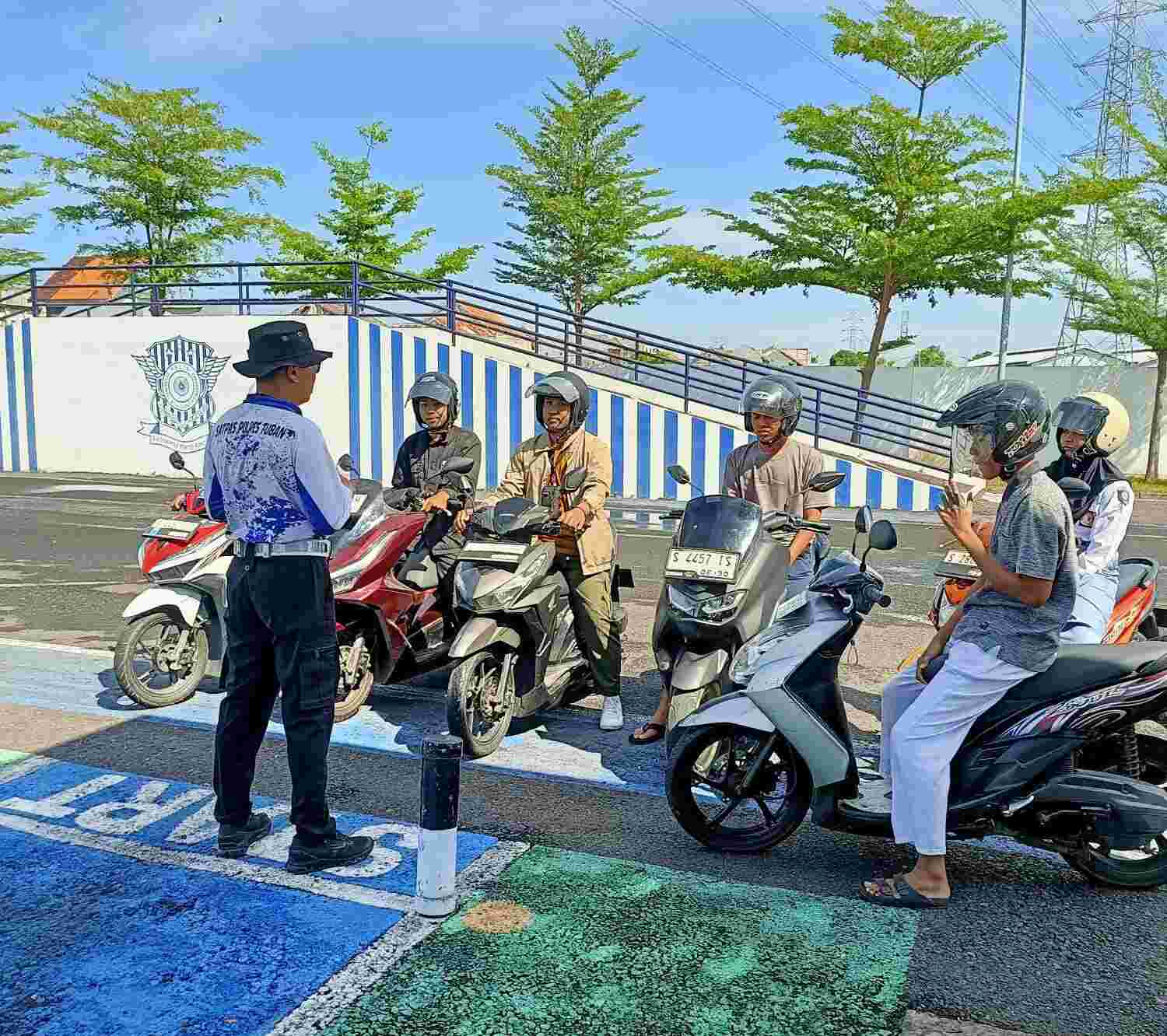 Warga Tuban Kini Berani Tanya SIM Langsung, Polantas Tuban Dipuji Ramah Warga Tuban Kini Berani Tanya SIM Langsung, Polantas Tuban Dipuji Ramah