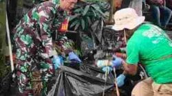 Gotong Royong Bersihkan Kali, Babinsa Timika Turun Langsung