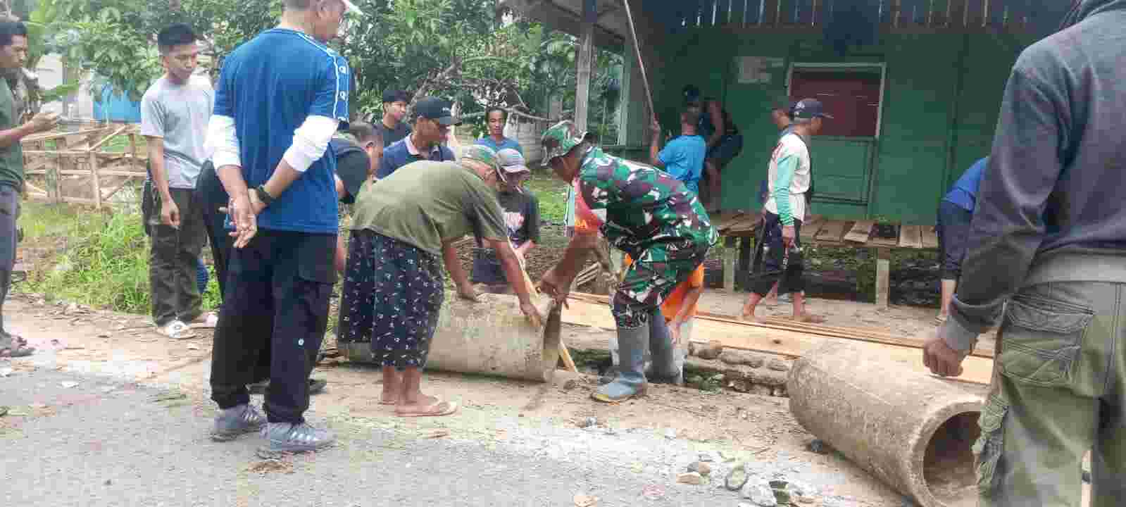 Babinsa Koramil 1002-06/Barabai Jadi Penggerak Rehab Pos Kamling Warga