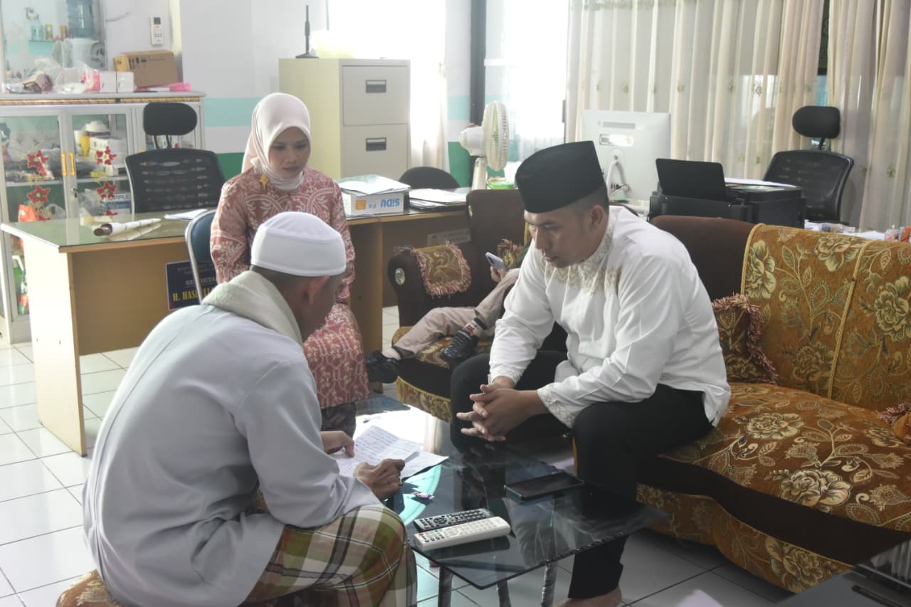 Berbagi di Hari Raya Kurban, Dandim 1002/HST Serahkan Hewan Kurban