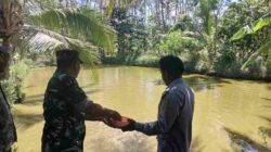 Babinsa Koramil 1008-05/Kelua–Muara Harus Dampingi Pembudidaya Ikan Patin di Desa Sei Buluh