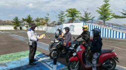 Heboh Pagi di Tuban, Warga Bergerombol Tanya STNK dan SIM ke Polantas Tuban