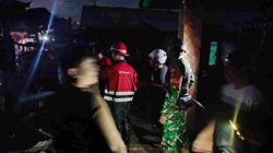 Aksi Sigap Babinsa Koramil 1008-04/Tanta-Murung Pudak Bantu Korban Kebakaran 10 Pintu Bedakan di Desa Kapar