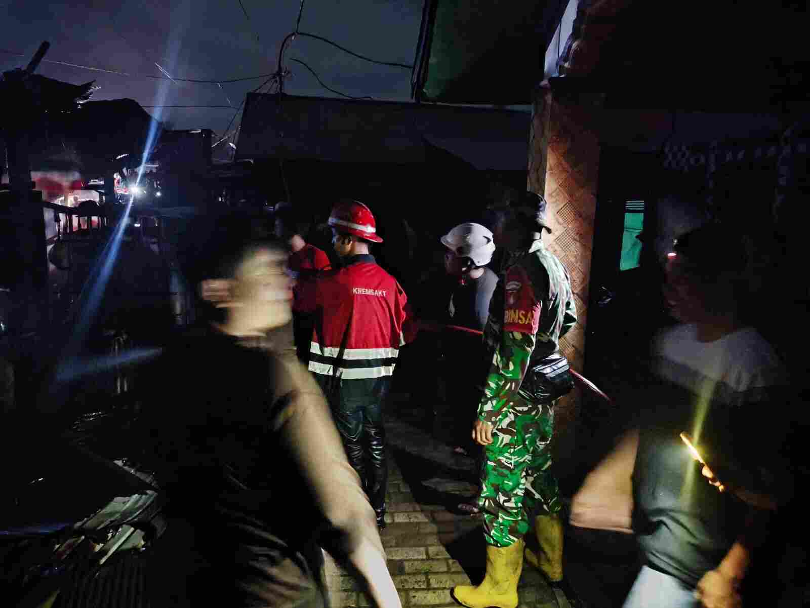Aksi Sigap Babinsa Koramil 1008-04/Tanta-Murung Pudak Bantu Korban Kebakaran 10 Pintu Bedakan di Desa Kapar