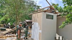 Pembangunan MCK Program TMMD Ke-128 Kodim 0908/Bontang di Desa Sidomulyo Memasuki Tahap Pemasangan Atap