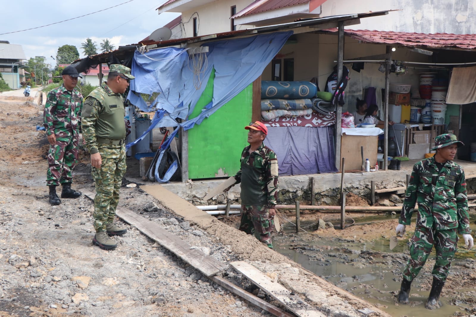 Dandim 0908/Bontang Selaku Dansatgas TMMD Ke-128 Tinjau Pengerjaan Fisik Utama di Bontang Kuala