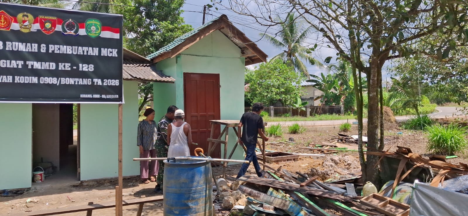 Satgas TMMD Kodim 0908/Bontang Percepat Finishing MCK Melalui Pengecatan