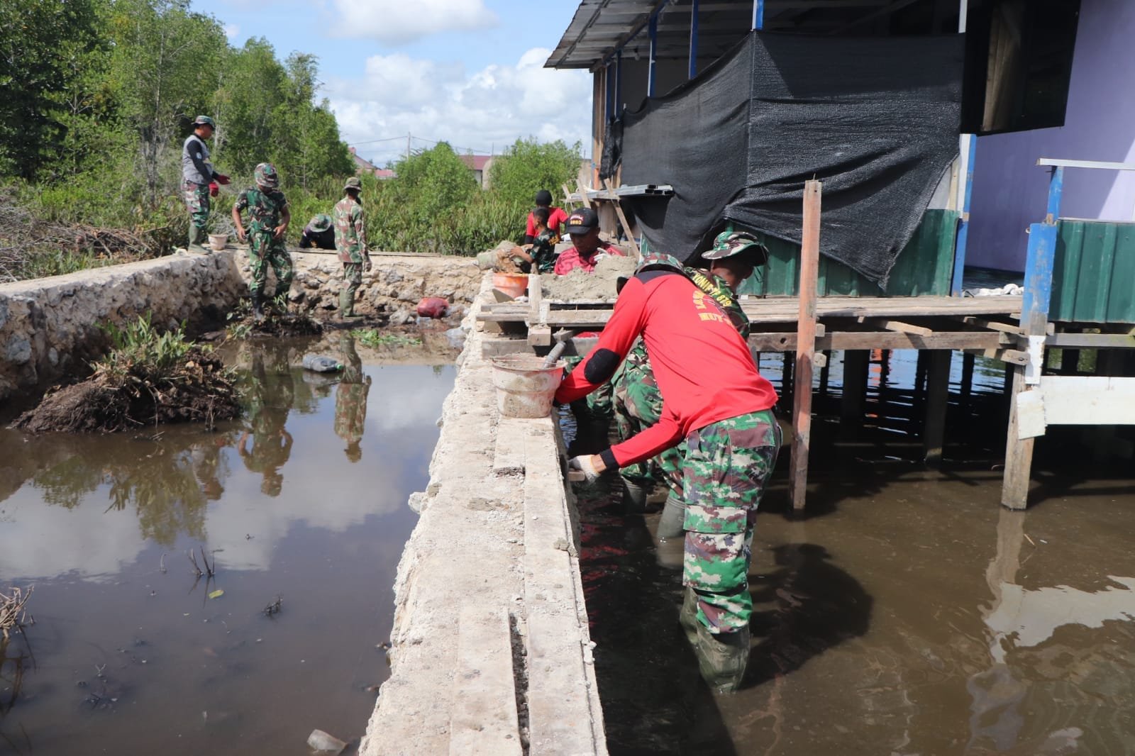 Satgas TMMD Ke-128 Kodim 0908/Bontang Terus Kebut Pengerjaan Badan Jalan Dengan Melester Pondasi