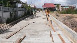 Personel Satgas TMMD Ke 128 Kodim 0908/Bontang Tuntaskan Pengerjaan Cor Jalan Segmen 4 Tmmd