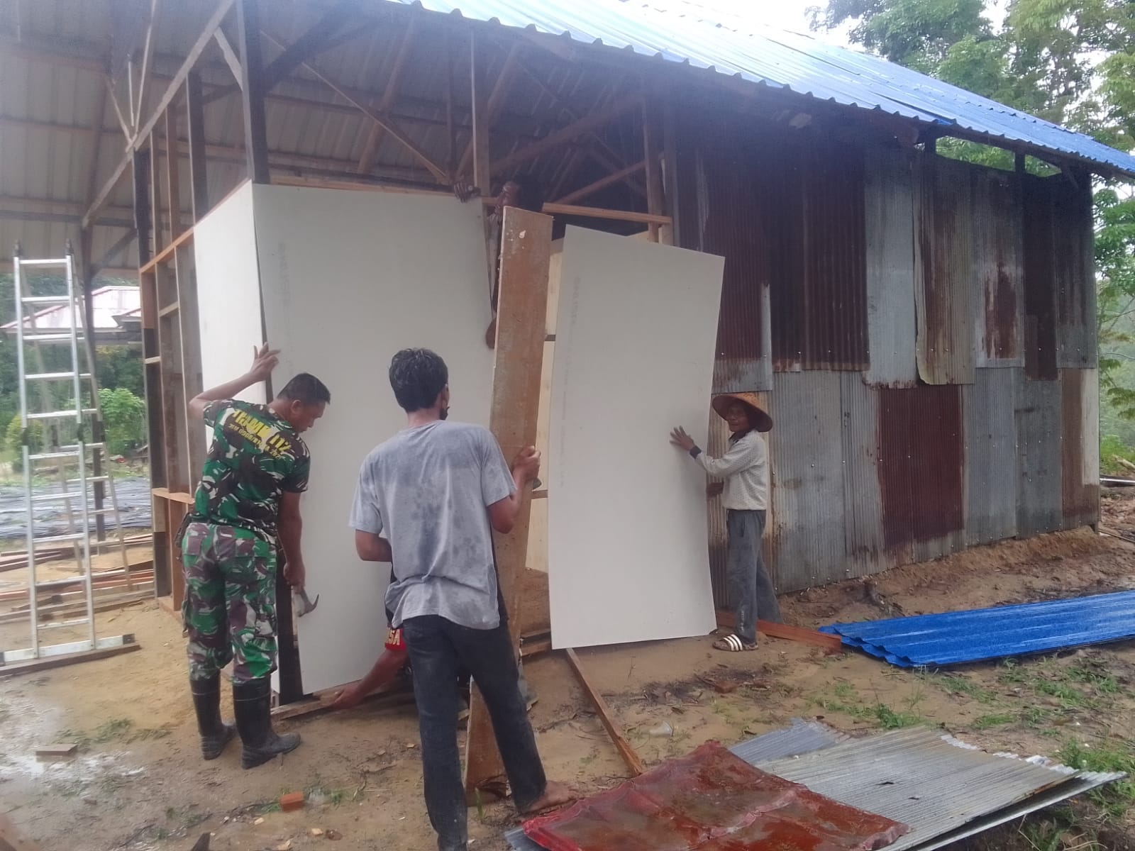Pengerjaan RTLH di Desa Badak Mekar Terus Berlanjut, Satgas TMMD Ke-128 Kodim 0908/Bontang Lakukan Pemasangan Dinding Pengerjaan RTLH di Desa Badak Mekar Terus Berlanjut, Satgas TMMD Ke-128 Kodim 0908/Bontang Lakukan Pemasangan Dinding