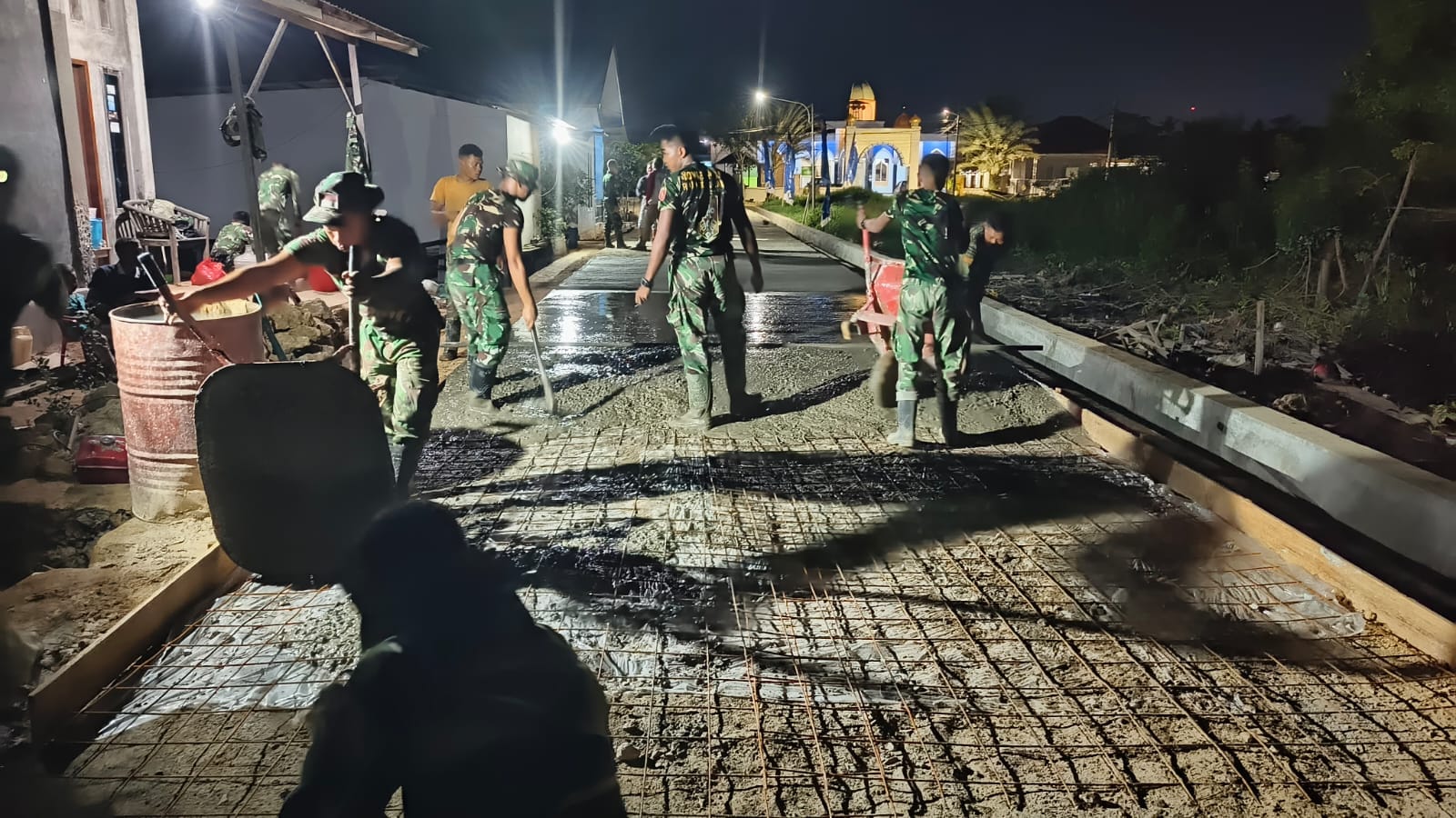 Semangat Tanpa Henti, Satgas TMMD Ke-128 Kodim 0908/Bontang Laksanakan Pengecoran Malam Hari Semangat Tanpa Henti, Satgas TMMD Ke-128 Kodim 0908/Bontang Laksanakan Pengecoran Malam Hari