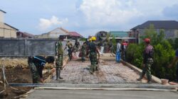 Tak Kenal Lelah, Personel Satgas TMMD Ke-128 Kodim 0908/Bontang Fokus Tuntaskan Pengecoran Jalan yang Belum Rampung