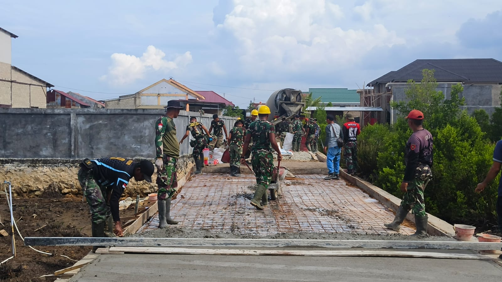 Tak Kenal Lelah, Personel Satgas TMMD Ke-128 Kodim 0908/Bontang Fokus Tuntaskan Pengecoran Jalan yang Belum Rampung Tak Kenal Lelah, Personel Satgas TMMD Ke-128 Kodim 0908/Bontang Fokus Tuntaskan Pengecoran Jalan yang Belum Rampung