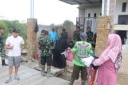 Kebersamaan Personel Satgas TMMD Ke-128 Kodim 0908/Bontang dan Warga Terjalin Hangat di Tengah Pengecoran Jalan