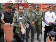 Kasum TNI Tinjau Pemeriksaan Kontainer Mineral Hasil Penindakan TNI AL di Batam
