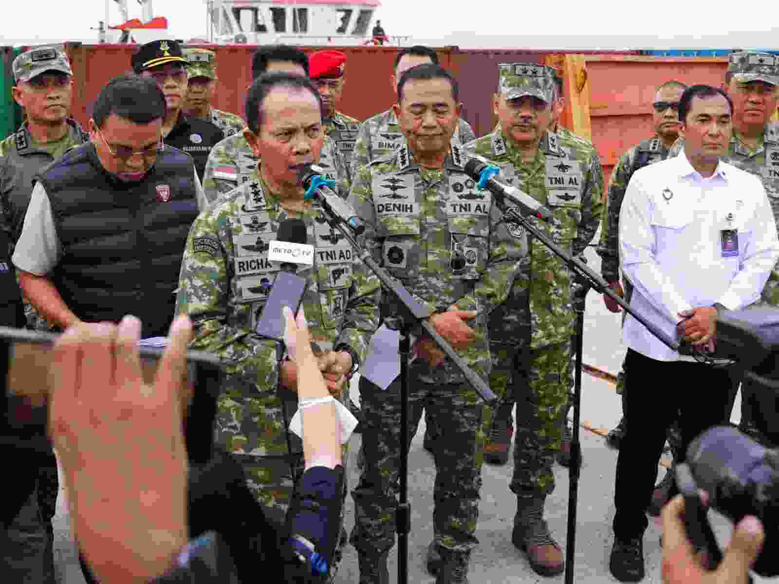 Kasum TNI Tinjau Pemeriksaan Kontainer Mineral Hasil Penindakan TNI AL di Batam Kasum TNI Tinjau Pemeriksaan Kontainer Mineral Hasil Penindakan TNI AL di Batam