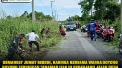 Semangat Jumat Bersih, Babinsa Bersama Warga Gotong Royong Bersihkan Tanaman Liar di Sepanjang Jalan Desa