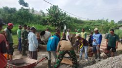 Sinergi TNI Dan Warga, Babinsa Kelurahan Sentul Dampingi Pengecoran Jembatan Beton Garuda Sungai Cari