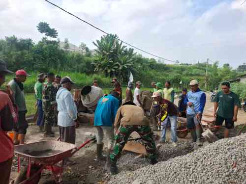 Sinergi TNI Dan Warga, Babinsa Kelurahan Sentul Dampingi Pengecoran Jembatan Beton Garuda Sungai Cari