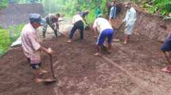 Wujud Sinergitas, Babinsa Banjarsari Bersama Warga Gotong Royong Lebarkan Jalan Desa