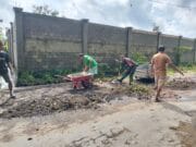 Wujud Nyata Kemanunggalan TNI-Rakyat, Babinsa Candirejo Gotong Royong Bersihkan Jalan Desa