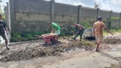 Wujud Nyata Kemanunggalan TNI-Rakyat, Babinsa Candirejo Gotong Royong Bersihkan Jalan Desa