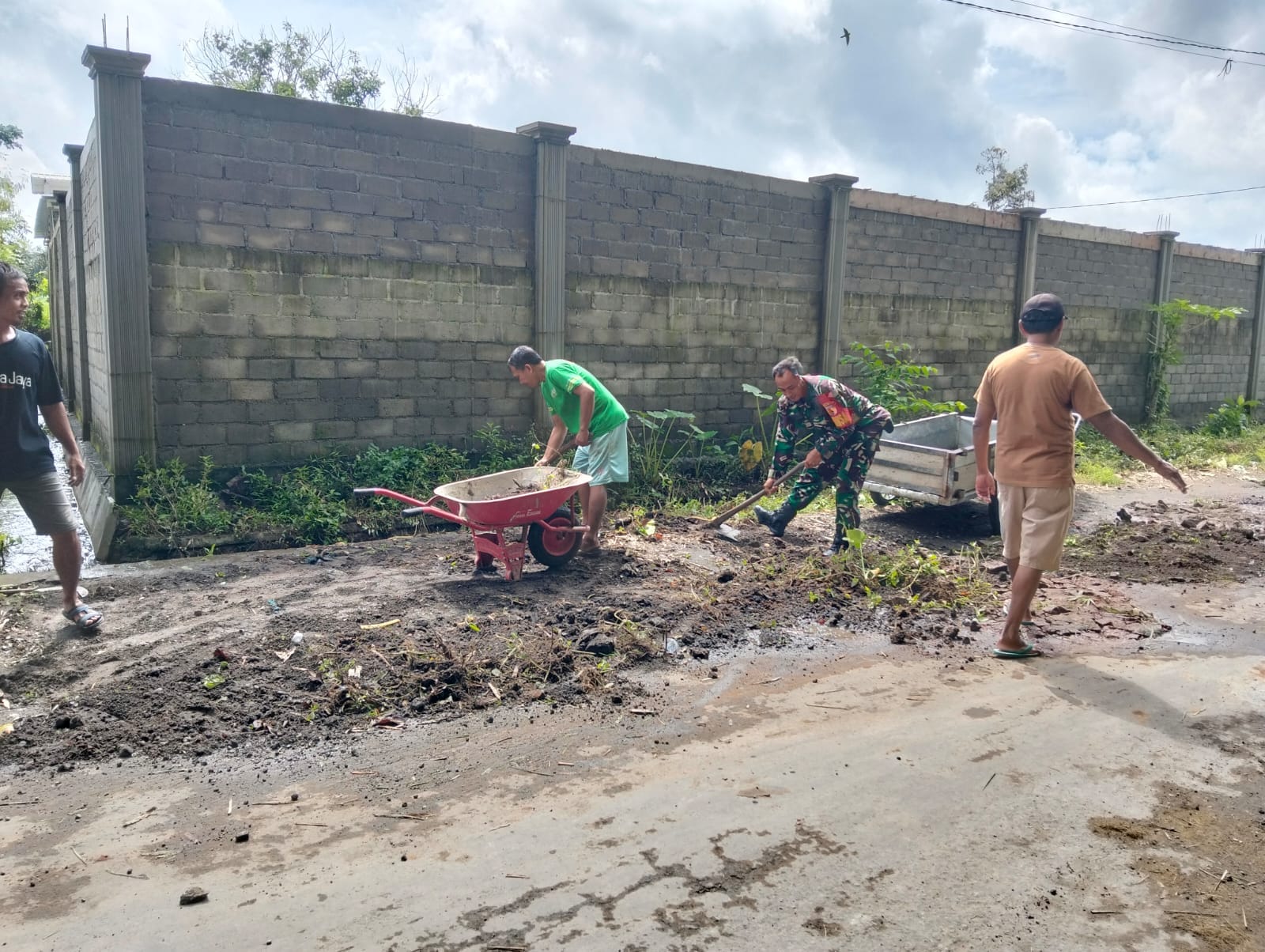Wujud Nyata Kemanunggalan TNI-Rakyat, Babinsa Candirejo Gotong Royong Bersihkan Jalan Desa