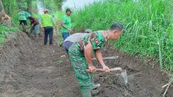 Babinsa Karang Gondang Bersama Warga Gotong Royong Bersihkan Jalan Akses Lahan Pertanian