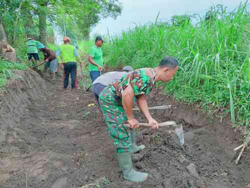 Babinsa Karang Gondang Bersama Warga Gotong Royong Bersihkan Jalan Akses Lahan Pertanian Babinsa Karang Gondang Bersama Warga Gotong Royong Bersihkan Jalan Akses Lahan Pertanian