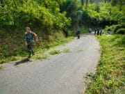 Sinergi Tanpa Batas, Babinsa Sidorejo Bersama Warga Bersihkan Rumput Tebing Demi Keselamatan Penguna Jalan