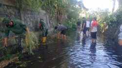 Antisipasi Banjir, Babinsa Sertu Didik Bersama Warga Kepanjenkidul Bersihkan Saluran Sungai Antisipasi Banjir, Babinsa Sertu Didik Bersama Warga Kepanjenkidul Bersihkan Saluran Sungai