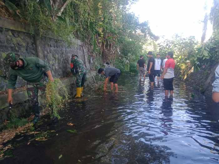 Antisipasi Banjir, Babinsa Sertu Didik Bersama Warga Kepanjenkidul Bersihkan Saluran Sungai