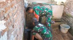 Wujud Kemanunggalan TNI, Babinsa Rejoso Gotong Royong Renovasi MCK Warga Binangun