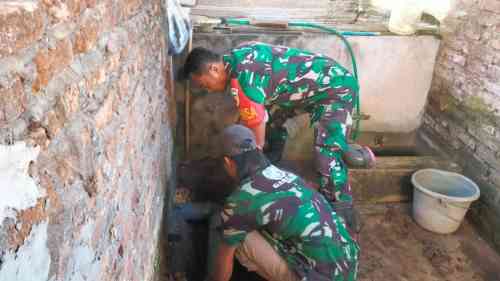 Wujud Kemanunggalan TNI, Babinsa Rejoso Gotong Royong Renovasi MCK Warga Binangun Wujud Kemanunggalan TNI, Babinsa Rejoso Gotong Royong Renovasi MCK Warga Binangun