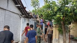 Wujud Kemanunggalan TNI, Babinsa Kademangan Bersama Warga Gotong Royong Rehab Rumah Layak Huni