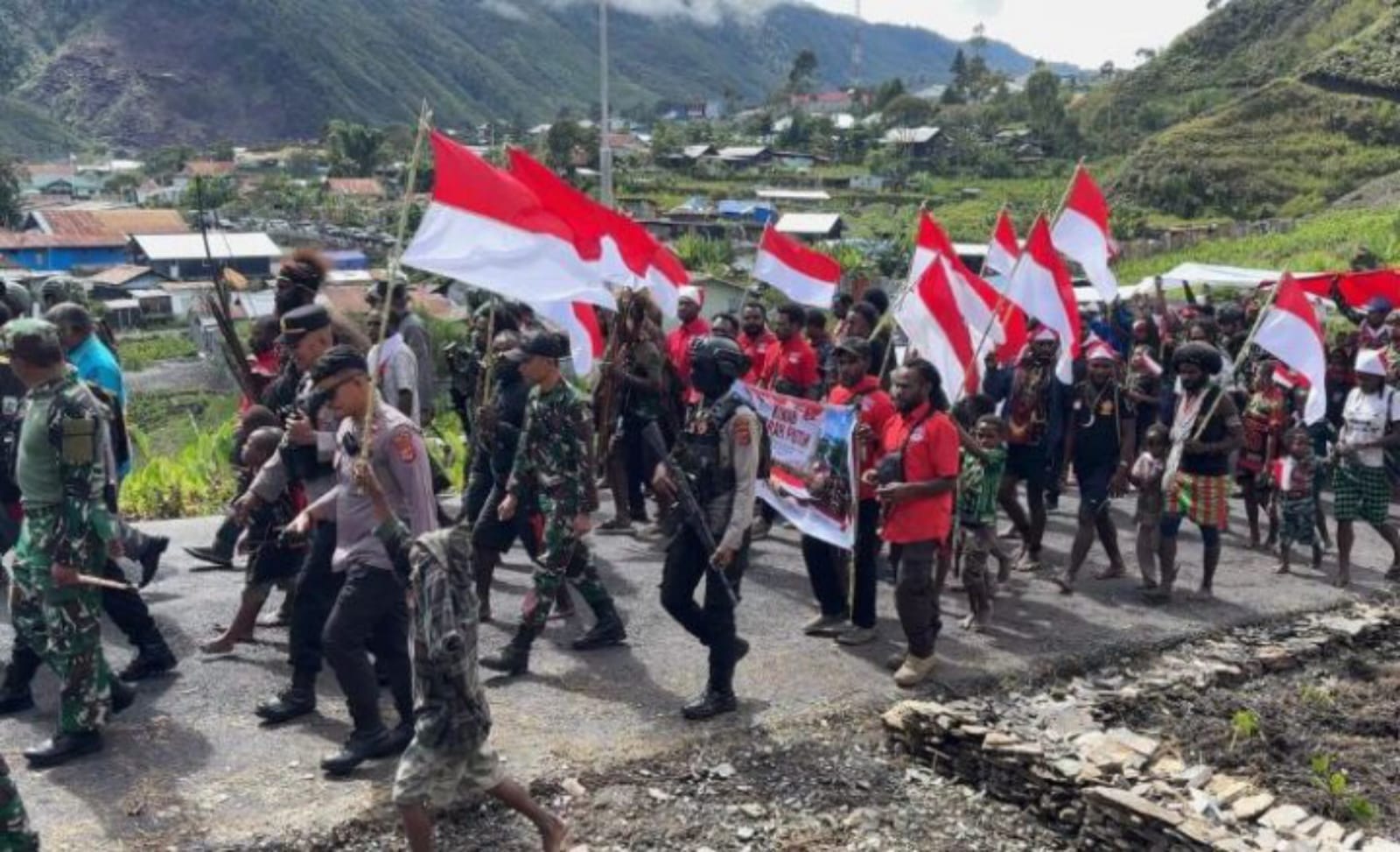 Peringatan Hari Lahir Pancasila, 800 Warga Puncak Jaya Kirab Bendera 50 Meter Peringatan Hari Lahir Pancasila, 800 Warga Puncak Jaya Kirab Bendera 50 Meter