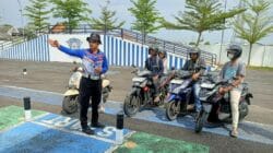 Suasana Berbeda di Tuban Pagi Ini, Polantas Tuban Dikelilingi Warga Bahas SIM dan BPKB