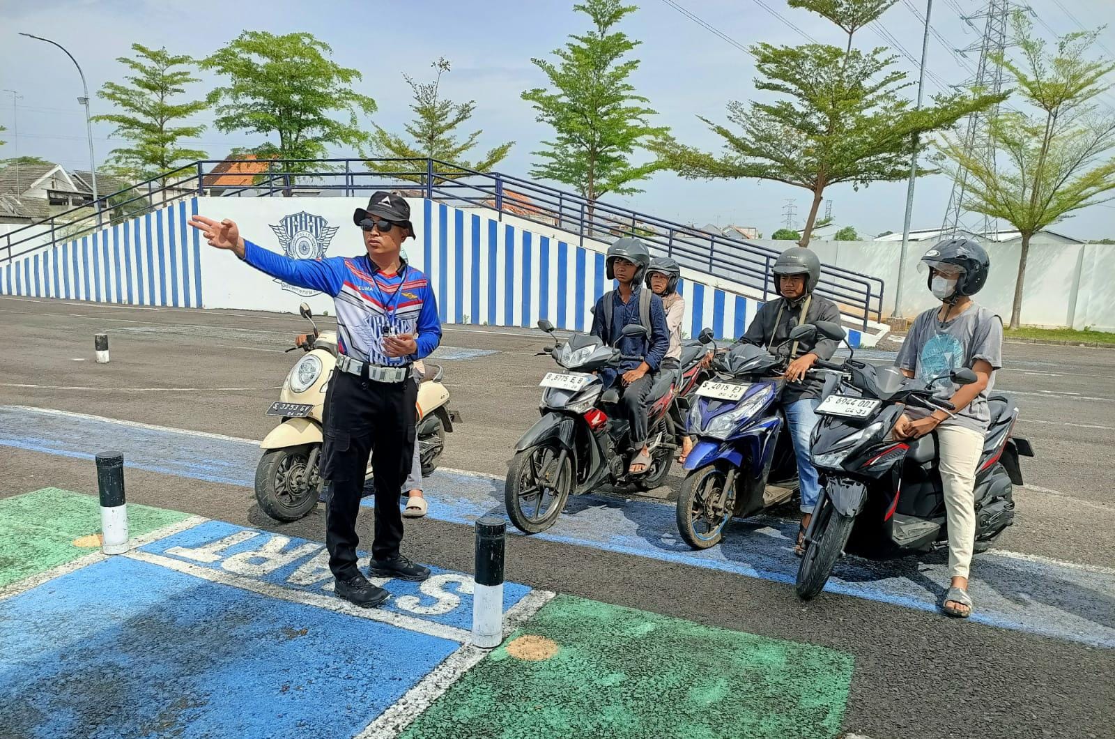 Suasana Berbeda di Tuban Pagi Ini, Polantas Tuban Dikelilingi Warga Bahas SIM dan BPKB