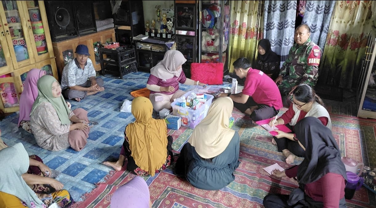 Tingkatkan Pelayanan kepada Masyarakat, Babinsa Kawal Kegiatan Kesehatan Keliling